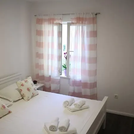 Apartments Holiday Baska Voda *